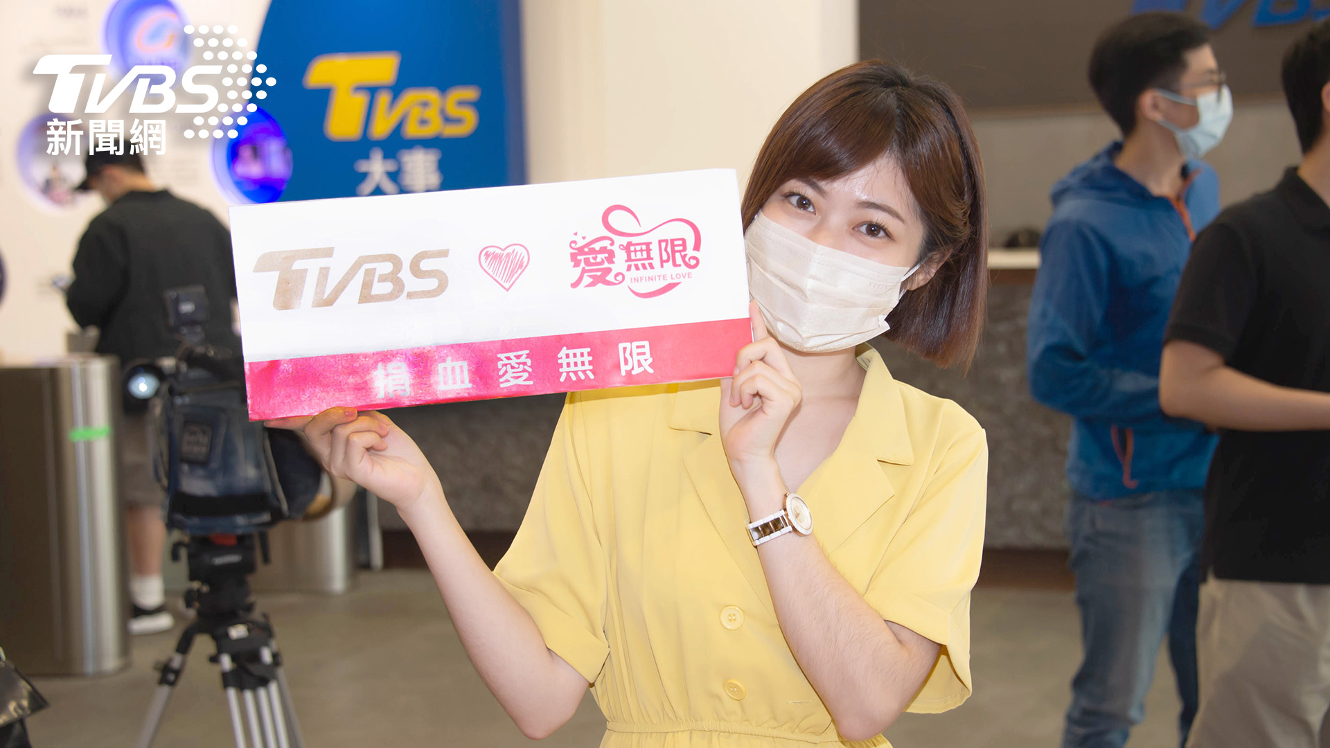 吳姝叡在新聞採訪空檔,響應TVBS捐血愛無限活動