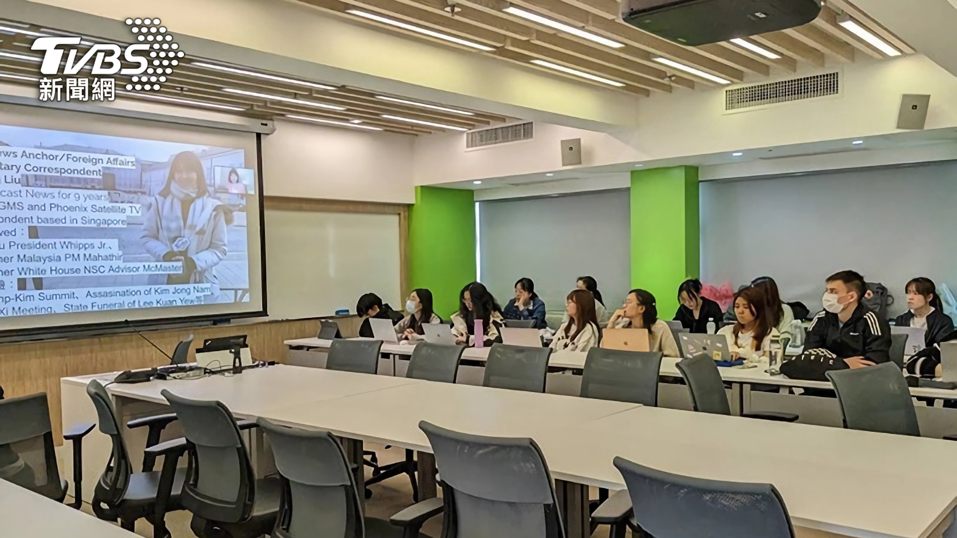 記者劉亭廷於TVBS國際講座中,與香港大學生進行採訪經驗分享(圖/TVBS)