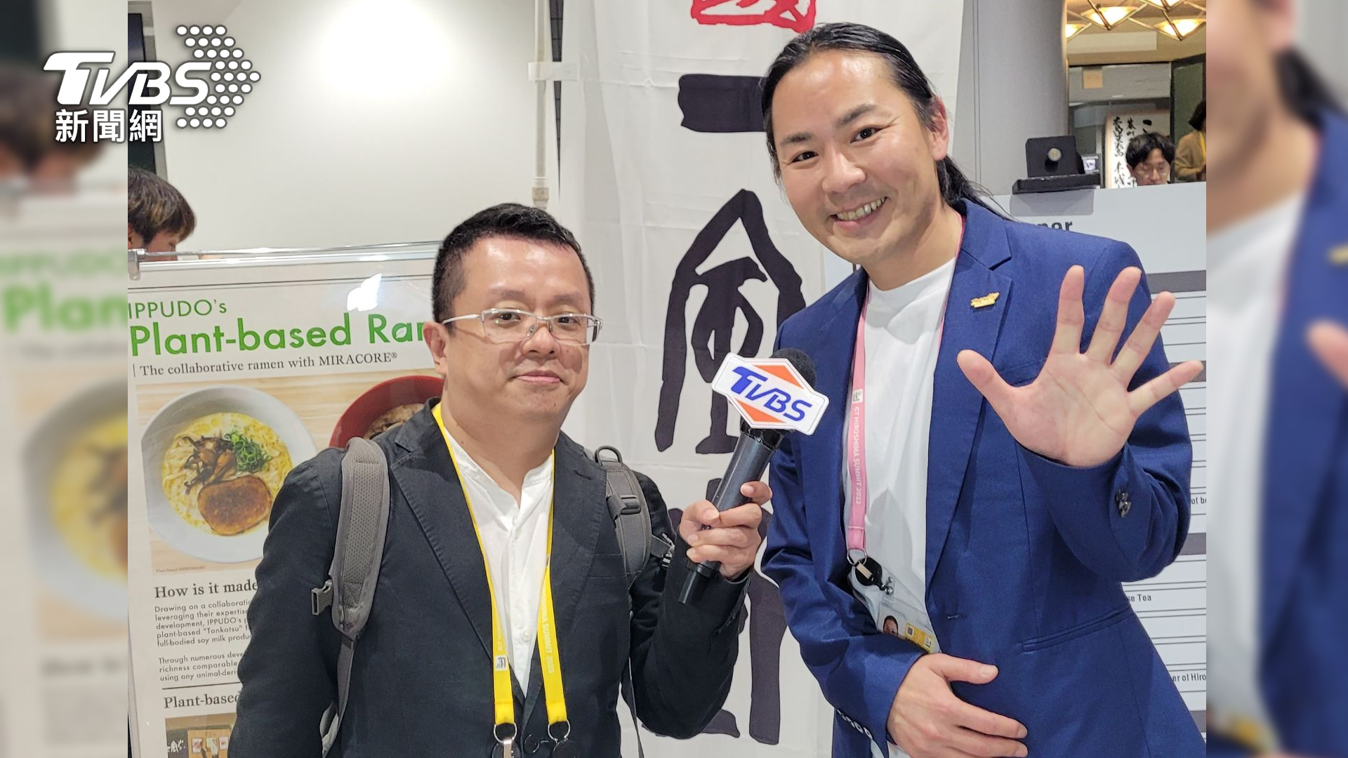 郭展毓於峰會期間也訪問到一風堂社長山根智之(右),為各國不同飲食習慣的賓客客製拉麵配料內容(圖/TVBS)