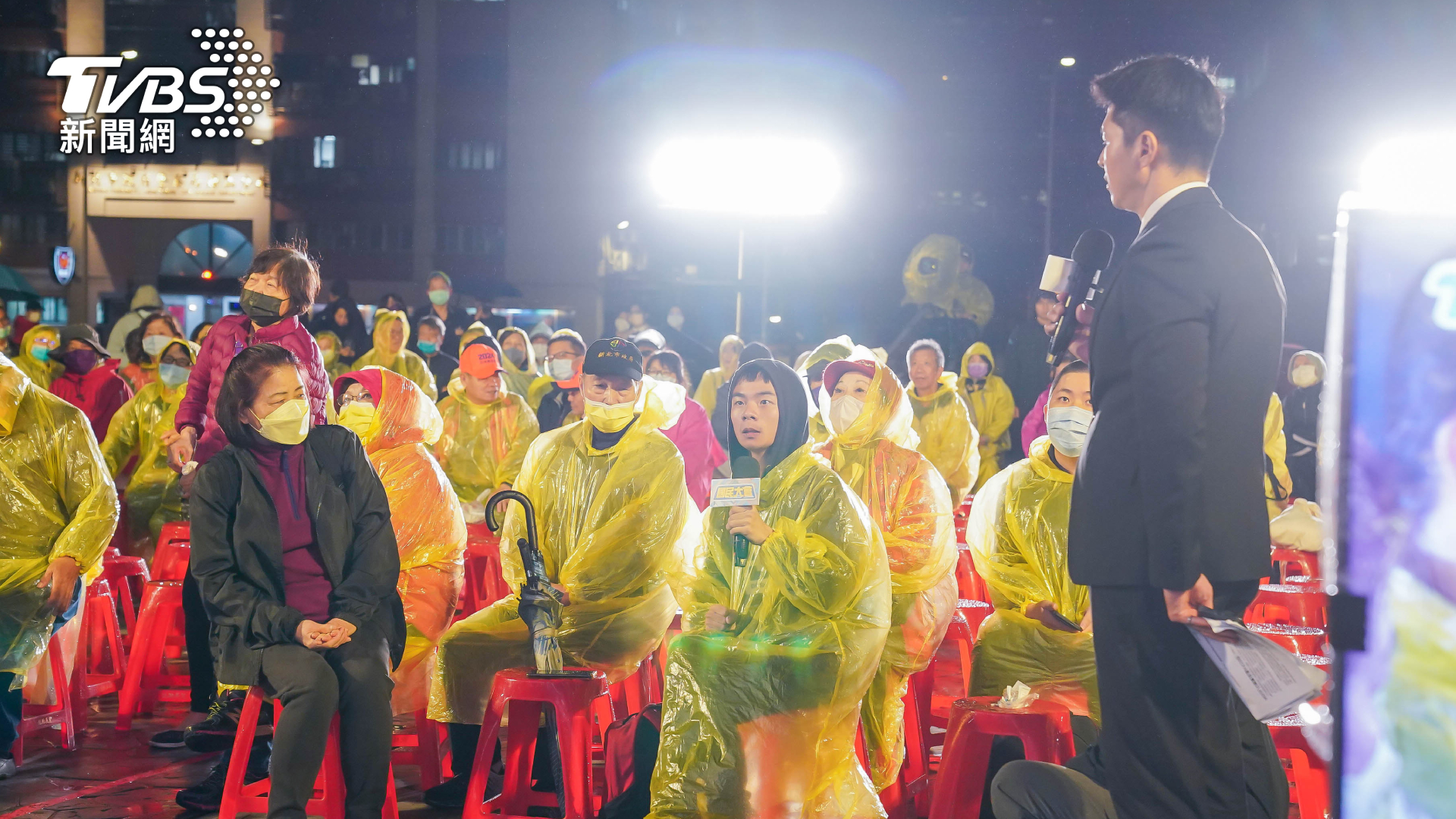 《國民大會》主持人謝曜州與現場參與年輕觀眾(圖/TVBS)